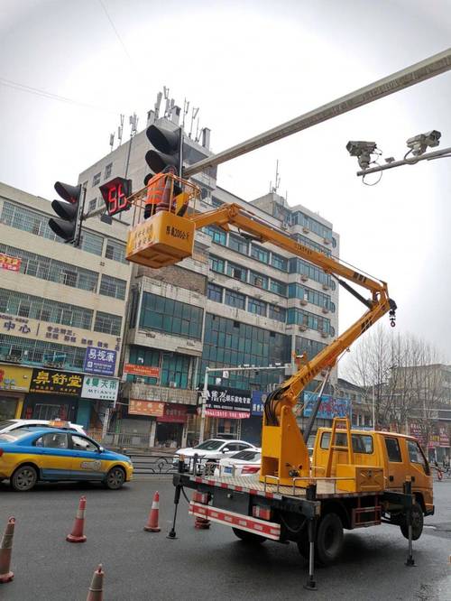 智慧电梯的神经末梢 数据采集器如何实现品牌兼容与远程监测